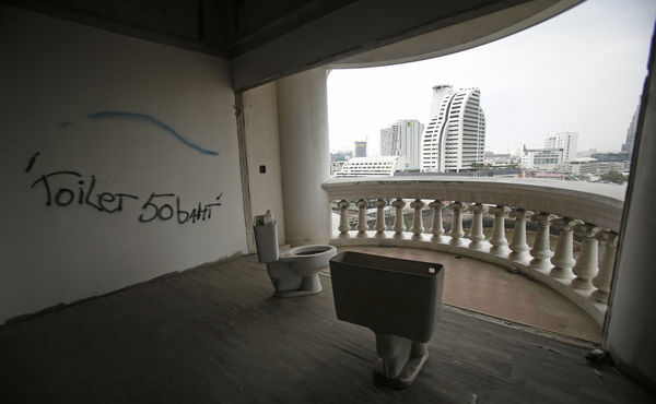 ▲▼位於曼谷市中心、荒廢近30年的知名爛尾樓「沙吞獨特塔」(Sathorn Unique Tower)。(圖/達志影像/美聯社)