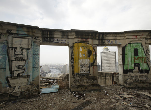 ▲▼位於曼谷市中心、荒廢近30年的知名爛尾樓「沙吞獨特塔」(Sathorn Unique Tower)。(圖/達志影像/美聯社)