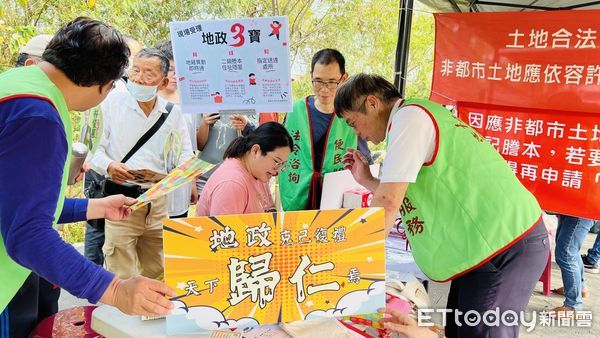 ▲台南市歸仁地政事務所「地政行動列車」團隊特別設站辦理「地政3寶」業務宣導,積極守護市民財產安全。(圖/記者林東良翻攝,下同)