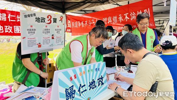 ▲台南市歸仁地政事務所「地政行動列車」團隊特別設站辦理「地政3寶」業務宣導,積極守護市民財產安全。(圖/記者林東良翻攝,下同)