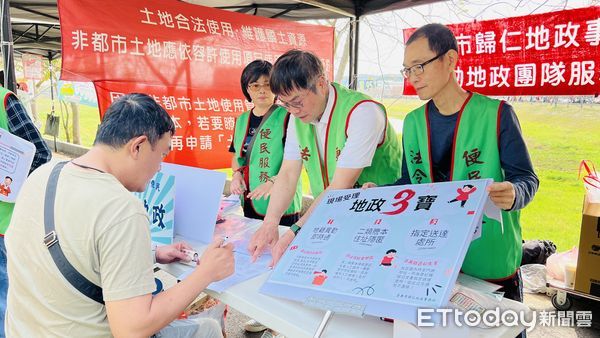▲台南市歸仁地政事務所「地政行動列車」團隊特別設站辦理「地政3寶」業務宣導,積極守護市民財產安全。(圖/記者林東良翻攝,下同)