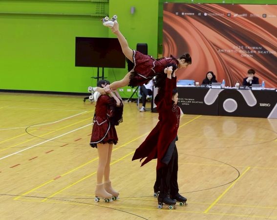 ▲亞運金牌洪筱晴(上)第一次參加花式團體的比賽、老將林宜學也初次挑戰冰舞就順利摘金。(圖/中華民國滑輪溜冰協會提供)