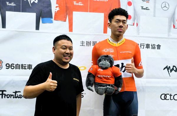 ▲96聯賽天母站冠軍小將李靖烽、96聯賽天母站冠軍小將李靖烽,一口氣囊括三件領旗衫、96聯賽天母站女子菁英組冠冠軍黃亭茵。(圖/96自由車聯賽提供)