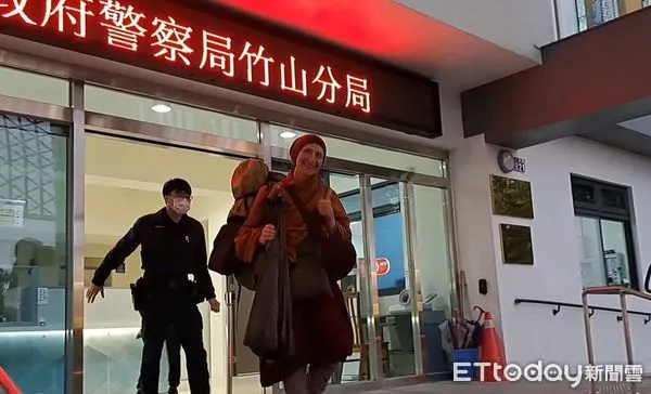 ▲挪威苦行僧於竹山鎮迷路,警民協力幫助其於德山寺安置。(圖/記者高堂堯翻攝,下同)