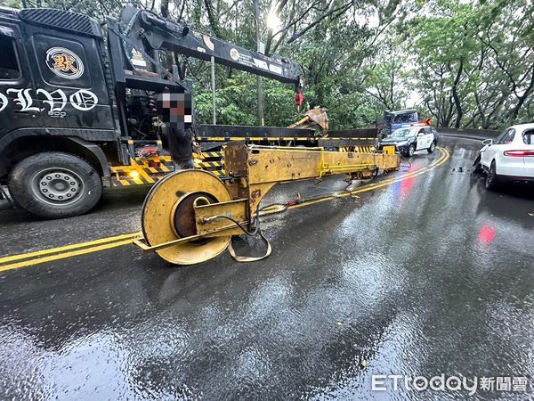 ▲▼大貨車吊臂脫落,砸毀對向保時捷右前車頭 。(圖/記者陳以昇翻攝)