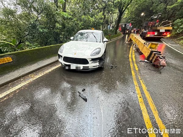 ▲▼大貨車吊臂脫落,砸毀對向保時捷右前車頭 。(圖/記者陳以昇翻攝)