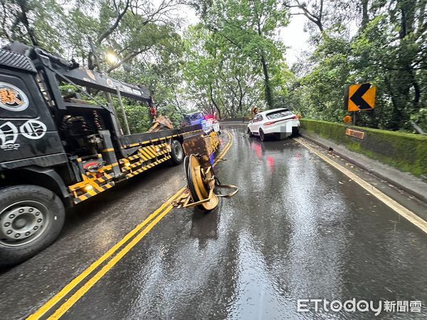 ▲▼大貨車吊臂脫落,砸毀對向保時捷右前車頭 。(圖/記者陳以昇翻攝)
