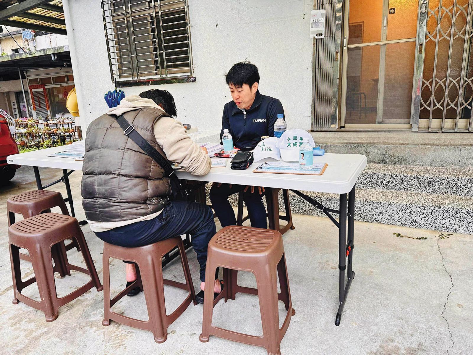 民進黨將地方黨部、議員服務處都轉型為罷免連署站。(翻攝張之豪臉書)