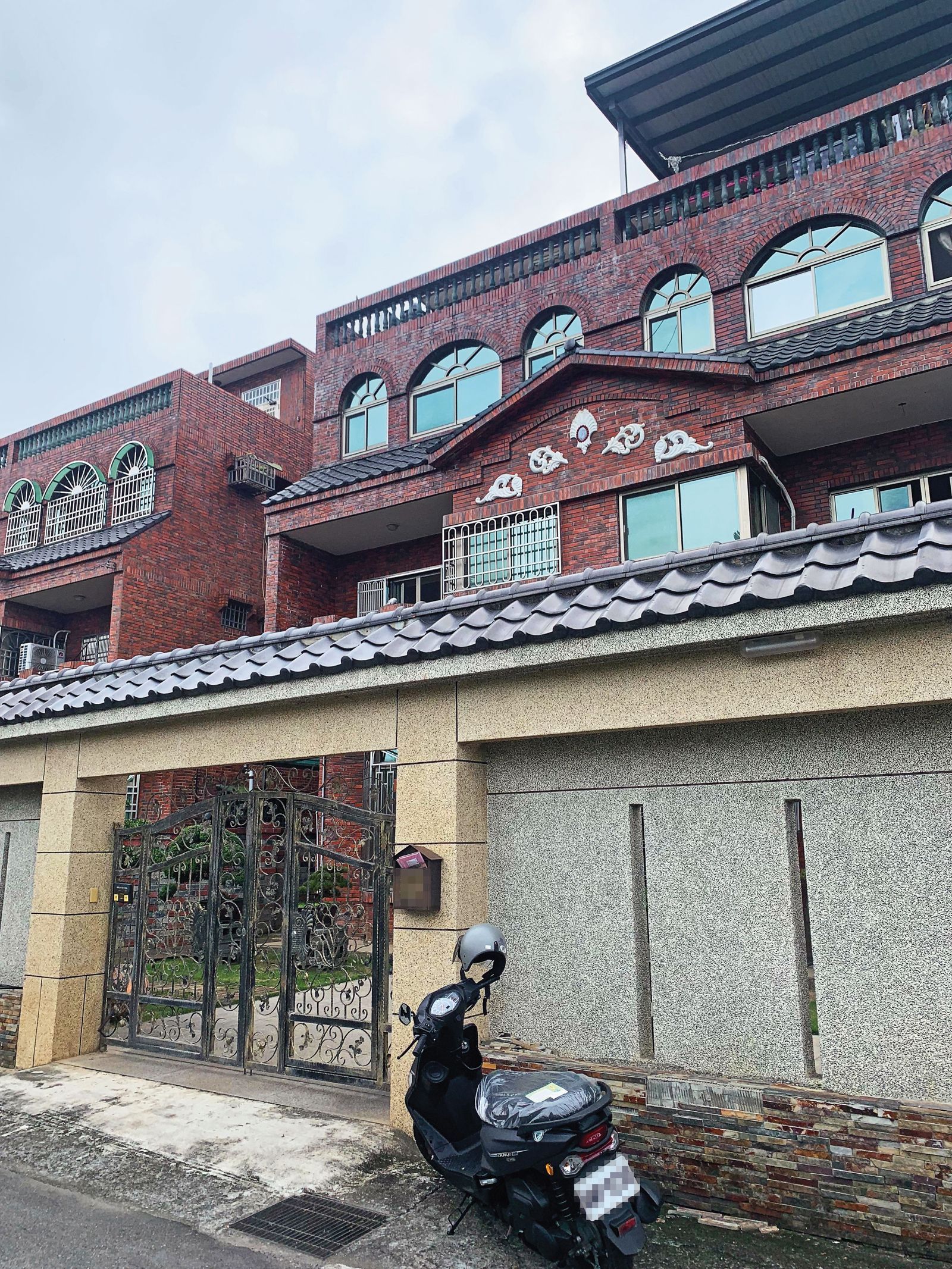 許淑華擔任立委時,曾邀債主蕭先生等人到許家(圖)喬債。