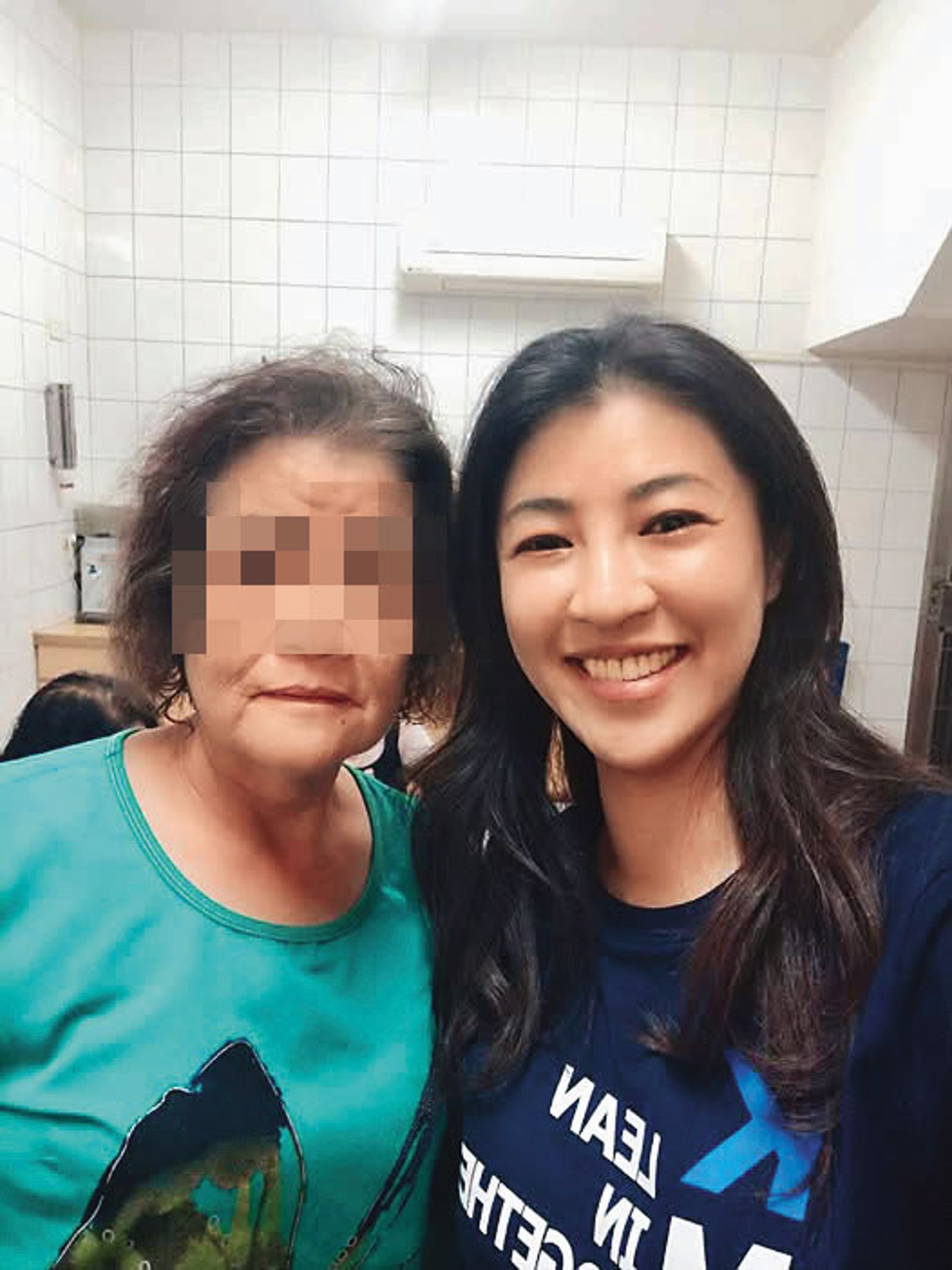 許母(左)龐大的債務讓許淑華(右)備感壓力,母女經常為此爭吵。(翻攝許淑華臉書)