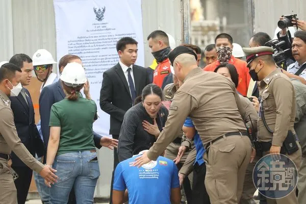泰國總理赴現場勘災,緬甸男子激動下跪陳情。