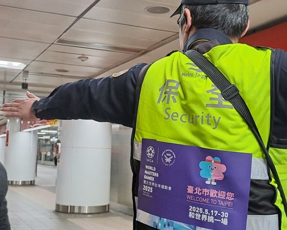 ▲▼台北捷運全線117個車站的保全與清潔人員穿上有「壯寶」圖案的背心,希望能宣傳世壯運,但卻在反光條上貼廣告,引發外界質疑有安全疑慮。(圖/台北捷運公司提供)