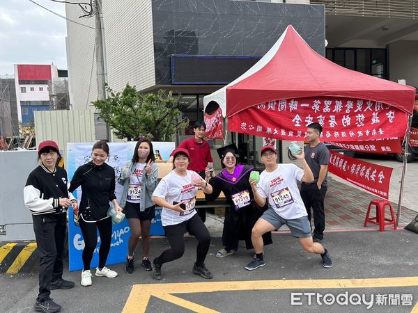 ▲台南市消防局第五大隊關廟分隊,配合「大亞旺萊馬拉松」路跑活動,進行「清明防火宣導」。(圖/記者林東良翻攝,下同)