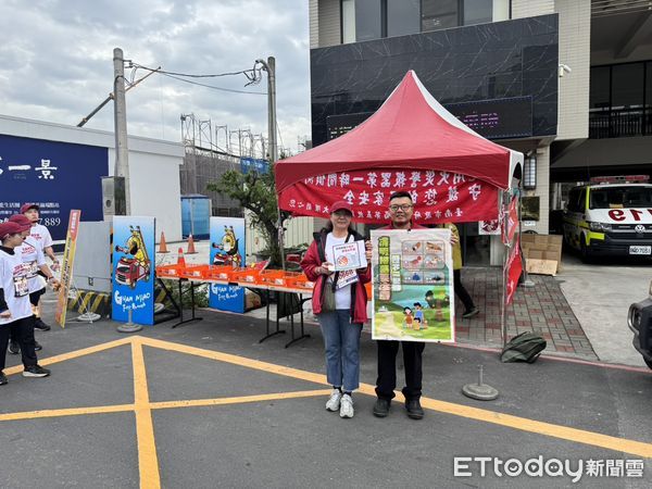 ▲台南市消防局第五大隊關廟分隊,配合「大亞旺萊馬拉松」路跑活動,進行「清明防火宣導」。(圖/記者林東良翻攝,下同)