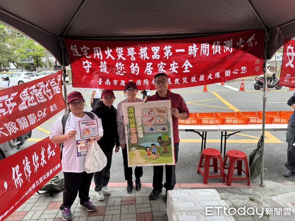 ▲台南市消防局第五大隊關廟分隊,配合「大亞旺萊馬拉松」路跑活動,進行「清明防火宣導」。(圖/記者林東良翻攝,下同)