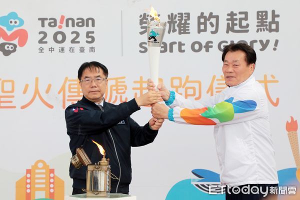 ▲台南市政府舉行「2025年全中運聖火本島傳遞起跑儀式」,由市長黃偉哲親自主持,並將象徵榮耀與希望的聖火交接給大會聖火隊代表體育局長陳良乾。(圖/記者林東良翻攝,下同)