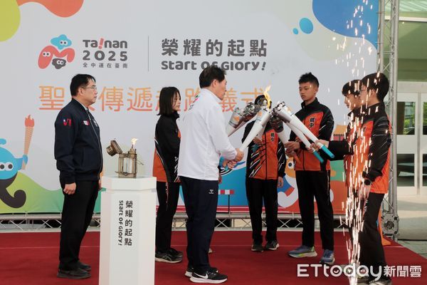 ▲台南市政府舉行「2025年全中運聖火本島傳遞起跑儀式」,由市長黃偉哲親自主持,並將象徵榮耀與希望的聖火交接給大會聖火隊代表體育局長陳良乾。(圖/記者林東良翻攝,下同)