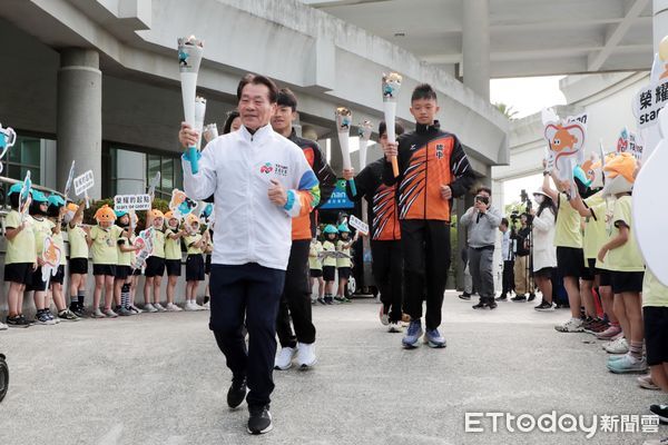 ▲台南市政府舉行「2025年全中運聖火本島傳遞起跑儀式」,由市長黃偉哲親自主持,並將象徵榮耀與希望的聖火交接給大會聖火隊代表體育局長陳良乾。(圖/記者林東良翻攝,下同)