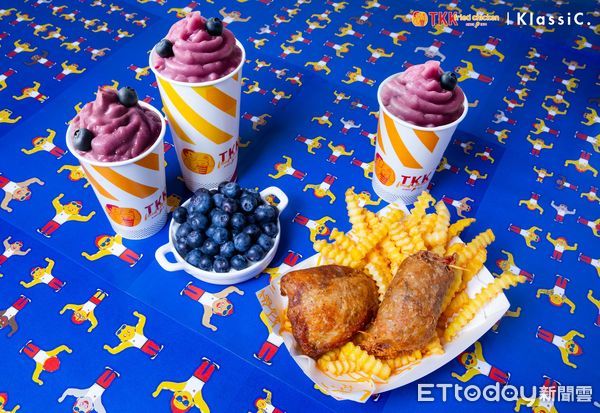 ▲頂呱呱與台灣設計眼鏡「KlassiC.」推出聯名餐點「藍莓優格雪泥」及「莓開玩笑聯名餐」。(圖/頂呱呱提供)