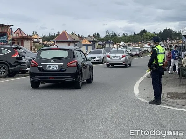 ▲▼因應清明連假人車潮,新城警方於重要路口設崗,加強交通疏導管制措施。(圖/新城警分局提供,下同)