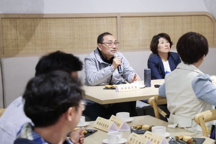 ▲侯友宜率團與臺東縣府交流 推廣茶產業發展與永續綠能。(圖/新北市新聞局提供)