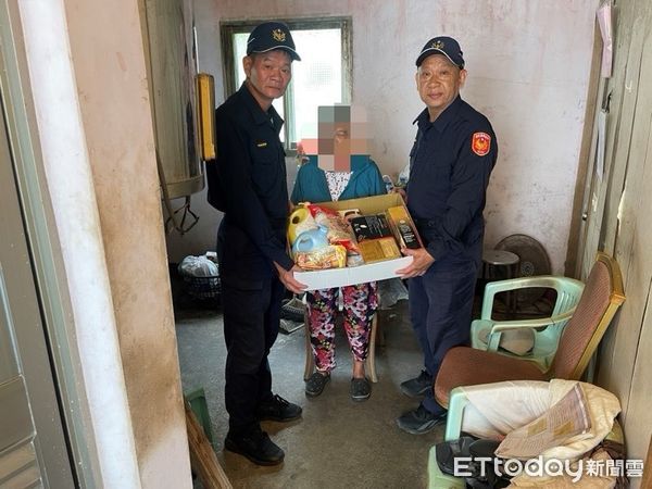 ▲台東綠島警民攜手送暖。(圖/記者楊漢聲翻攝)
