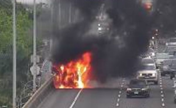 ▲▼仁武交流道火燒車 。(圖/記者吳世龍翻攝)