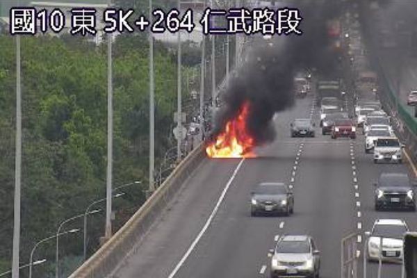 ▲▼仁武交流道火燒車 。(圖/記者吳世龍翻攝)