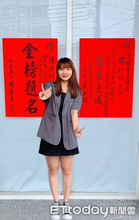 ▲陳妤瑄取得高等考試社會工作師執照。 。(圖/屏東縣政府少年輔導委員會提供)