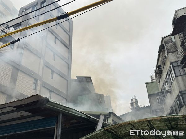 ▲台北市士林區一處鐵皮工廠發生火警。(圖/記者黃宥寧攝,下同)