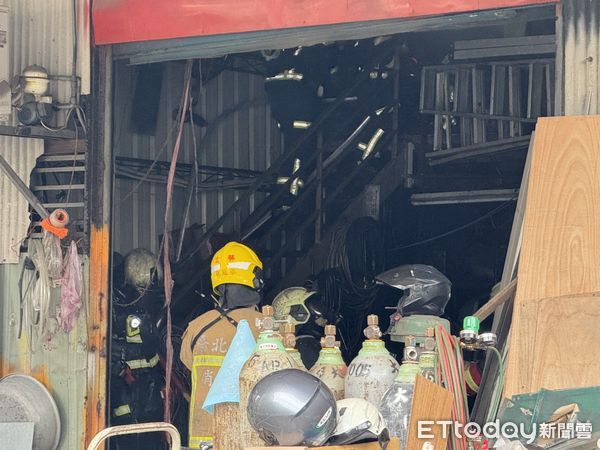 ▲台北市士林區一處鐵皮工廠發生火警。(圖/記者黃宥寧攝,下同)