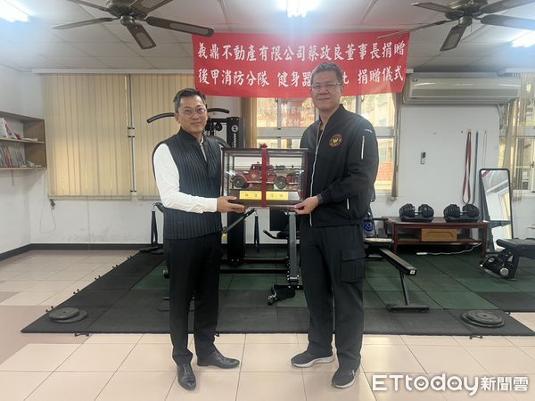 ▲台南市消防局第七大隊後甲分隊於2日上午10時,於後甲分隊辦理義鼎不動產有限公司捐贈健身器材1批儀式,由消防局第七大隊大隊長石家源代表接受。(圖/記者林東良翻攝,下同)