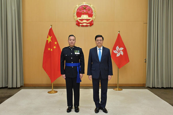 ▲▼香港新任警務處處長周一鳴(左)今日在特首李家超監誓下宣誓就職。(圖/翻攝香港政府新聞網)