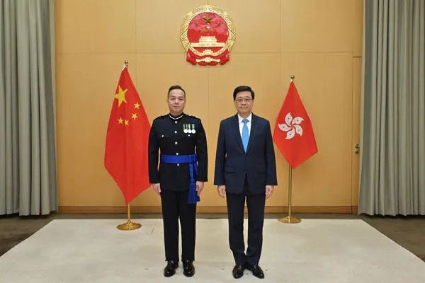 ▲▼香港新任警務處處長周一鳴(左)今日在特首李家超監誓下宣誓就職。(圖/翻攝香港政府新聞網)