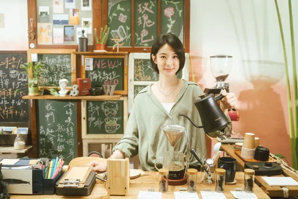 ▲賴雅妍《夏日最後的祕密》重現手沖咖啡回憶殺,見證施柏宇、程予希一見鐘情。(圖/阿榮影業提供)