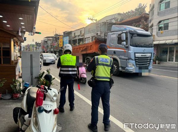 ▲東港警分局7日起執行大型貨車(含砂石車)違規取締大執法 。(圖/記者陳崑福翻攝)