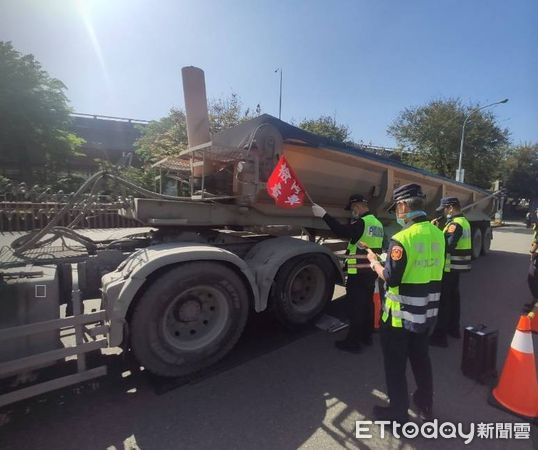 ▲東港警分局7日起執行大型貨車(含砂石車)違規取締大執法 。(圖/記者陳崑福翻攝)