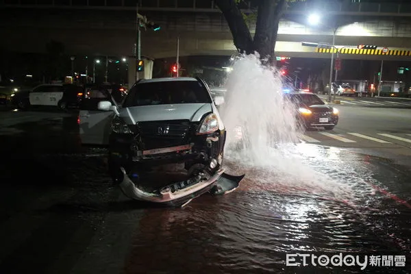 ▲▼台中男子酒駕撞毀消防栓,造成大噴水。(圖/民眾提供,下同)