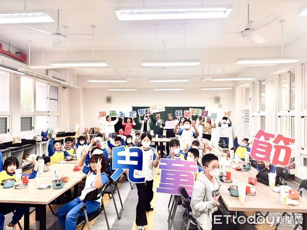 ▲為提早與台南偏鄉學童共渡兒童節,立委王定宇,特別準備了120份漢堡餐,分赴龍崎、新光國小2校,與全校師生共享。(圖/記者林東良翻攝,下同)