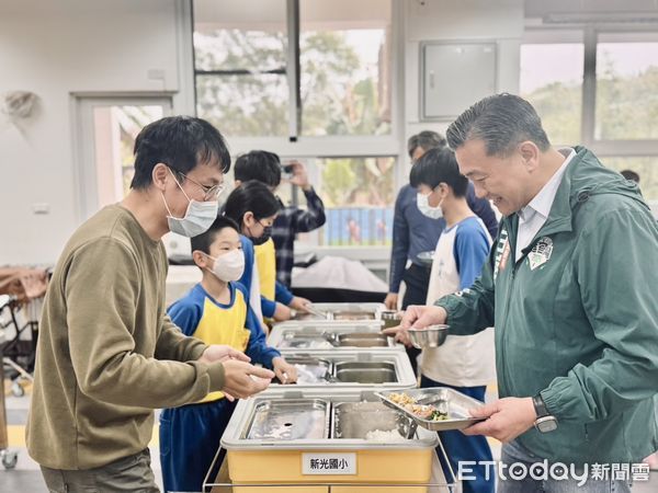 ▲為提早與台南偏鄉學童共渡兒童節,立委王定宇,特別準備了120份漢堡餐,分赴龍崎、新光國小2校,與全校師生共享。(圖/記者林東良翻攝,下同)