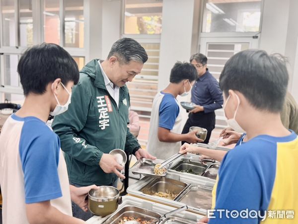 ▲為提早與台南偏鄉學童共渡兒童節,立委王定宇,特別準備了120份漢堡餐,分赴龍崎、新光國小2校,與全校師生共享。(圖/記者林東良翻攝,下同)