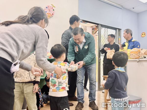 ▲為提早與台南偏鄉學童共渡兒童節,立委王定宇,特別準備了120份漢堡餐,分赴龍崎、新光國小2校,與全校師生共享。(圖/記者林東良翻攝,下同)