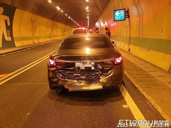 ▲▼ 國道六號東向17.9公里處三車連環撞,所幸無人員傷亡 。(圖/記者高堂堯翻攝)