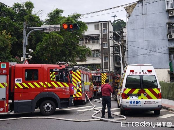▲3日下午汐止某鐵皮屋民宅發生火警,整間屋子燒毀所幸屋主順利逃生。(圖/記者張君豪番攝)