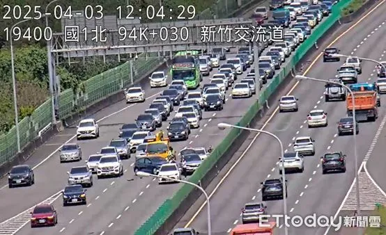 ▲國1南向93.5公里處發生4輛小客車追撞事故。(圖/高公局提供)