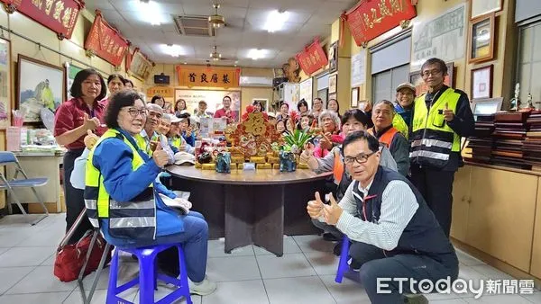 ▲為了減低掃墓不慎引起的墓區火災,南消七大德興分隊與義消防宣隊,特於清明節前夕到南區文南里辦理居家訪視宣導。(圖/記者林東良翻攝,下同)