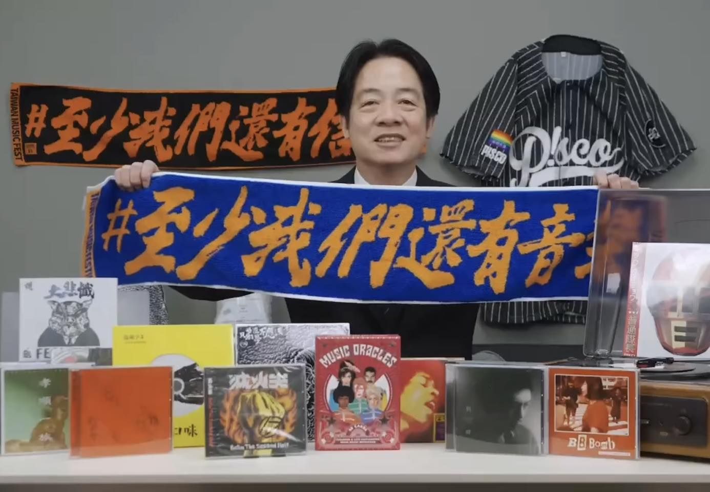 ▲▼總統賴清德手舉「至少我們還有音樂」字樣的毛巾,以預錄影片的方式,在屏東「台灣祭」露面。(圖/翻攝自Facebook/陳冠安)