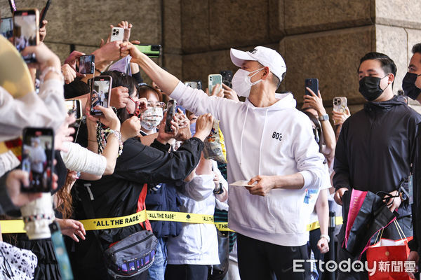 ▲張學友演唱會,離開飯店前親切與粉絲歌迷互動。(圖/記者林敬旻攝)