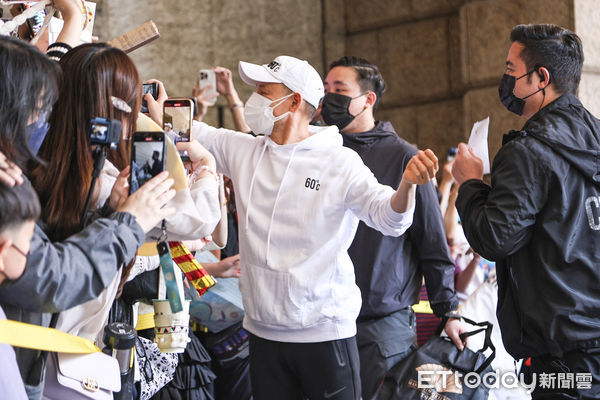 ▲張學友演唱會,離開飯店前親切與粉絲歌迷互動。(圖/記者林敬旻攝)