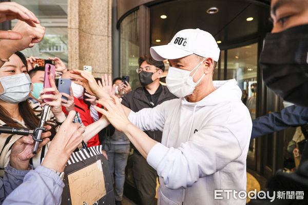 ▲張學友演唱會,離開飯店前親切與粉絲歌迷互動。(圖/記者林敬旻攝)